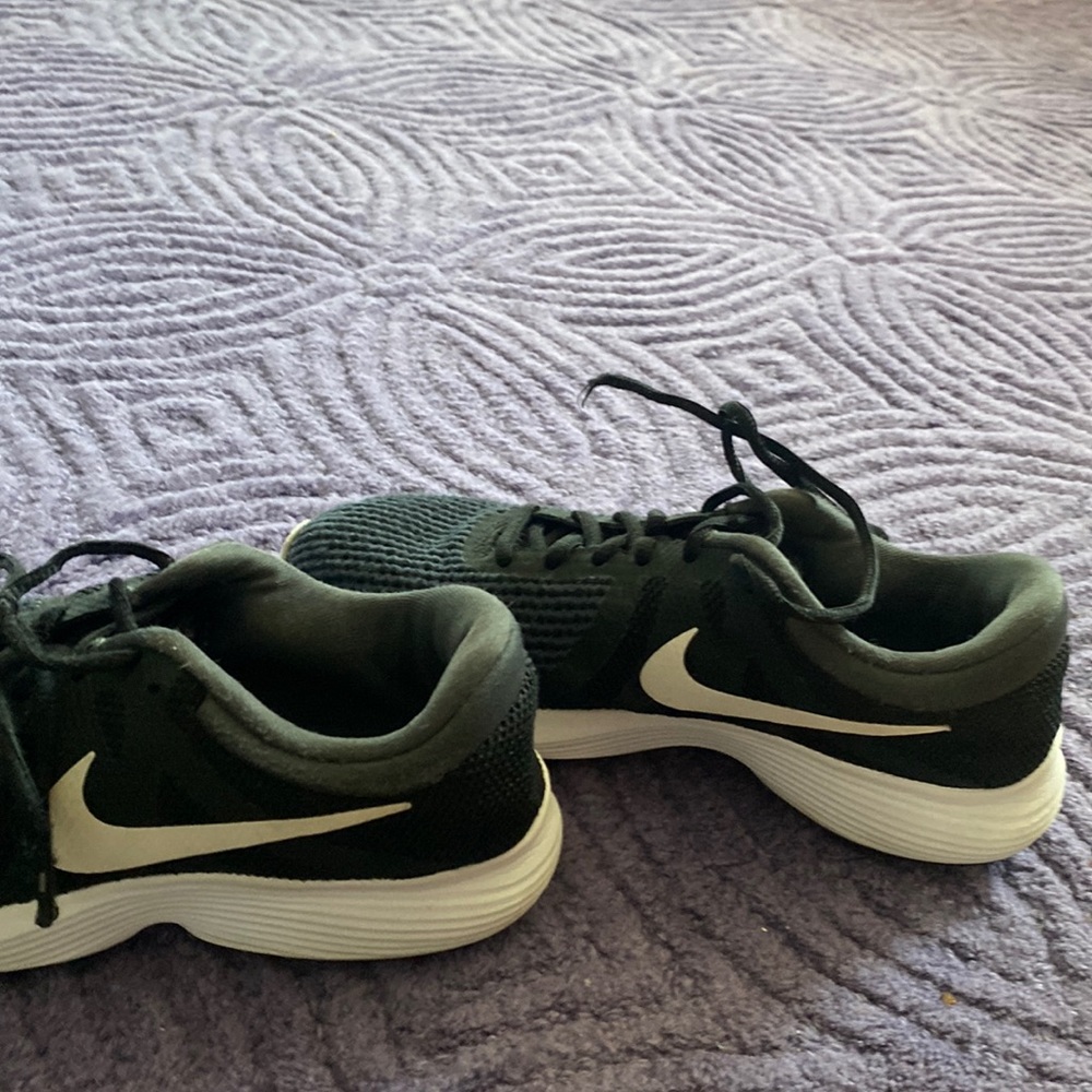 Black nike shoes